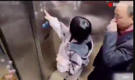 男子抓走小女孩。3天後小女孩屍體被丟在發現時，眼角膜，腎臟 跟心臟都被拆除。中國。