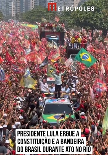 ➡️ ATO EM COPACABANA Presidente #Lula ergue a #Constituição e a bandeira do #Brasil durante ato em# Copacabana. #Metrópoles 🤳 @samuelpancher / Metrópoles