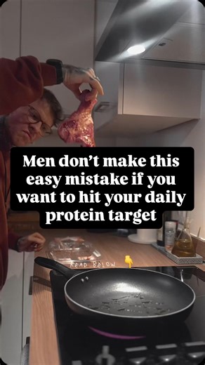 Ben Wright | Online Coach on Instagram: "Busy. In meetings. School runs. On calls. Then wondering why protein ends up at 70g by 6pm. You don’t miss protein because you’re busy. You miss it because you didn’t set the standard early. Here’s the fix 1. Win the morning 👇 If your target is 160g, breakfast carries 30 to 40g. Eggs and egg whites. Greek yoghurt and whey mixed in. Leftover chicken if you need to. Coffee and a bagel doesn’t count. That’s carbs with branding 2.Protein first at lunch 👇 St
