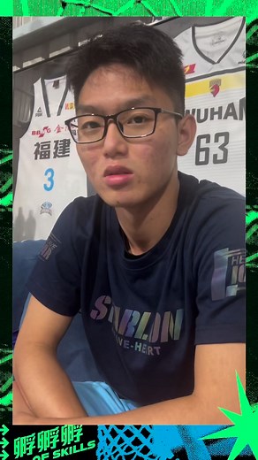 #主題團課 #EvolutionLab #孵孵孵 #影像分析 透過比賽畫面，學員深刻理解技術應用情境同時，透過慢動作分析學員動作，達到精準調整的目的本次由。James教練主授除了轉向背後的基本技巧外特別注重護球手緩衝技術，以達到推倒跳箱目標讓學員在遇到碰撞也不影響背後運球 | Evolution Lab新店館 | Facebook