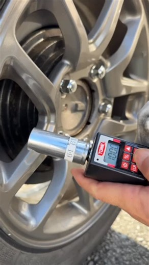 みきお＠ひとり製作所 on Instagram: "今月のユーザー車検前にタイヤ交換しておいた 知人の整備士さんが トルクレンチを使った方が良いとおっしゃるので 今回は むかし買ったデジタルトルクレンチを使ってみた 自転車用に買った電動空気入れも 時間はかかるが使えるのがわかったので やってみて良かった😇 #jb64 #タイヤ交換 #デジタルトルクレンチ #電動空気入れ #tone #トネ #ハンディデジトルク"