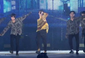 224K views · 10K reactions | #SUGA_AgustD_TOUR Verdaderamente NO ESTOY SOPORTANDO no ser una de las afortunadas que vera a #Suga cantar y bailar trivia 轉: seesaw!!  | Fan Base BTS Army México | Facebook