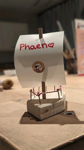 Ein Traum, oder? Wer hat bitte so eine aufgeräumte und gut sortierte Werkstatt 😜 WIIIIR im phaeno 🙏✋⛵ ... Für unsere kleinen Hobby-Boote-Bastler machen wir alles, damit sie ihr eigenes kleines Boot mit den richtigen Werkzeugen unter Anleitung und Aufsicht selber bauen können. Unser Workshop läuft noch die kompletten Sommerferien... Also bis zum 18. August 2023 täglich von 14 bis 17:30 Uhr. Kommt einfach vorbei 🫶⛵👍😊 #boote #holzbootebauen #kinderworkshop #holzwerkstattfürkinder #sommerprogra