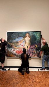 📣 Exciting news! The Death of Marat (1907) is now re-framed and on display in our «Infinite» exhibition after going through detailed work by MUNCH’s conservators. Replacing one of Edvard Munch’s other versions of the motif. 🩸 The Death of Marat (1907) is one of Munch’s most iconic paintings. He made several versions, both in form of oil paintings and lithographs. According to the title, Munch depicted himself as Jean-Paul Marat, the French revolutionary politician who was stabbed by Charlotte 