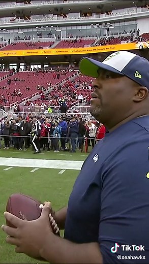 Our new defensive coordinator! 🔋💪 #clinthurtt #seahawks #nfl