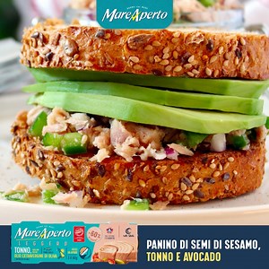 Allenamento in pausa pranzo? Dopo ci vuole una bella ricarica di sapore, ma non di grassi! Fatti un bel panino ai semi di sesamo con Tonno Mare Aperto Leggero! Perfetto per chi sta attento all’apporto calorico ma non vuole rinunciare al gusto. | Mare Aperto