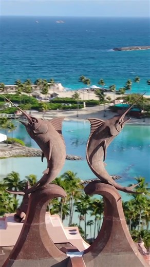 Lunch, cocktails and views, Lagoon Bar & Grill is the ultimate al fresco dining spot to spend your afternoon! 🥗🥪🍹 Grab a seat: bit.ly/LagoonBarGrill #CulinaryCapital #AtlantisBahamas | Atlantis Bahamas