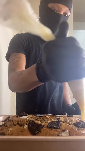 Yn baker👨🏽‍🍳🥷🏽… Imma start giving y’all the recipes chat 🙂‍↕️ come make some Oreo Banana Bread with me 😎🔛🔝🔝 Full Ingredient list 2 ripe bananas, mashed ½ cup granulated sugar ½ cup brown sugar ⅓ cup melted butter 1 tsp vanilla extract ½ cup whole milk 1 large egg (room temp) 1½ cups all-purpose flour 1 tsp baking soda 12 Oreos (7 crushed into the batter, 5 layered on top) For cream cheese glaze: 2 tbsp butter 2 oz cream cheese ¾ cup powdered sugar 1 – 2 tbsp milk 1 tsp vanilla extract 