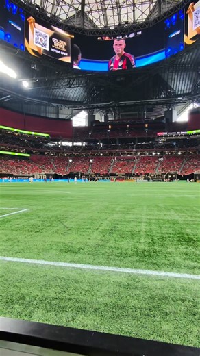 Shooting a game on a 1998 Gameboy Camera 🎮 do you like the results? #expiredfilmclub Big thanks to @atlutd for having me along to shoot some stuff in Atlanta! Had to whack out the gameboy for the match 🤣 if you squint a bit it genuinely makes the photos look better lol | Expiredfilmclub