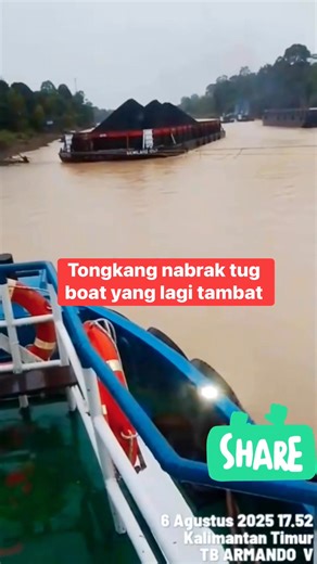 Tiba tiba kena tabrak - tongkang nabrak tug boat yang lagi tambat #Seafarer #ship #seafarerslife #pelautindonesia | Leo Agung Tosari