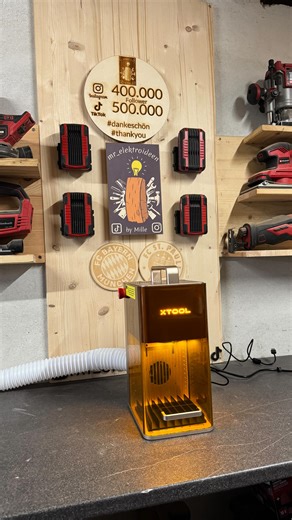 Mille on Instagram: "Tragbarer Dual-Laser F2 von @xtool_de ✍️ Bei mir ist der F2 von xTool eingezogen 🤩 Der Laser kam dann direkt bei einem neuen Lampen Projekt zum Einsatz 💪 Hier ein paar Infos zum Laser: -> 15 W Diodenlaser & 5 W IR Dual-Power -> 50 MP Kamera -> Schnell & präzise (Markieren mit bis zu 6.000 mm/s) -> Tragbar und sicher -> Schnelle und einfache Inbetriebnahme ———————————————————— Ist der Laser für euch interessant? 💡 ———————————————————— Ich wünsche euch einen schönen Diensta