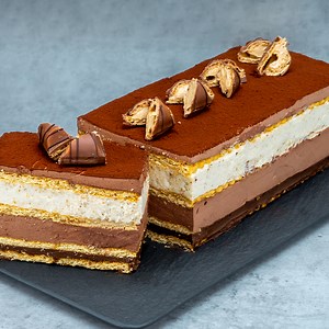 92K views · 269 reactions | Alla letar efter detta recept! Kinder Bueno utan bakning, enkelt och gott Ingredienser: mjölk: 100 ml kex: 200 g mörk choklad: 150 g olja: 50 ml grädde : 500 ml florsocker: 100 g mascarpone: 500 g vit choklad: 150 g valnötter: 100 g Nutella: 150 g Dryck: smält mörk choklad: 10 g mjölk: 200 ml socker: 10 g Nutella: 40 g | Cookrate - Svenska | Facebook