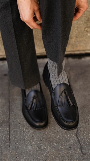 Blake Scott Silva on Instagram: "How to wear: Sock Edition Socks are a personal thing. I like sticking to solid colors and minimal patterns (2 colors tops). If you're all about statement socks, that's awesome! Fashion is about expressing yourself."