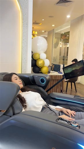 Tiara Febry Angellia | ✨ hunting kursi pijat Ogawa Biovis di Sleep&Co Pakuwon Mall Lt.G !! Fix rileksnya juara banget 😌💆‍♀️ • Teknologi Biovision 5D • PPG Tech... | Instagram