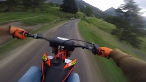 La puissance d'un KTM 125 SX pour te réveiller de bon matin ! 😱😱😱😍 Sacrée maîtrise du véhicule monsieur l'agent ! 😇😅🤣 Pour toutes vos pièces moto et scooter toutes cylindrées, une seule adresse : www.dam-sport.net 👍👌 | Dam-Sport