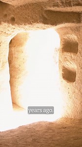 Archaeologists discovered Çatalhöyük’s oak bast textiles — the oldest preserved cloth artifacts in the world, made over 8,500 years ago. These findings change our understanding of ancient weaving and early civilization. #OldestCloth #AncientTextiles #Catalhoyuk #LostHistory #Storytelling #DidYouKnow #HistoryFacts #DocumentaryShort #WeirdHistory Read more: https://www.ancient-origins.net/news-history-archaeology/oldest-cloth-0016079 | Ancient Origins