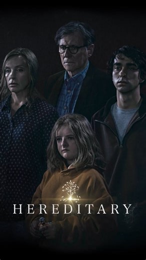 Perde Öyküsü 🎬 on Instagram: "Toni Collette, kariyerinde artık ağır ve karanlık rolleri bırakmak istediğini, sadece komedi türünde yapımlarda yer almak istediğini menajerine açıkça belirtmişti. Ancak Ari Aster’ın yazıp yönettiği Hereditary (2018) filminin senaryosunu okuduğunda, hikâyenin gücü ve psikolojik derinliği onu öylesine etkiledi ki, bu kararını bozarak projeye “evet” dedi. Hereditary, trajik bir aile hikâyesi üzerinden korku türüne bambaşka bir soluk getiren yapımlardan biri oldu. A24