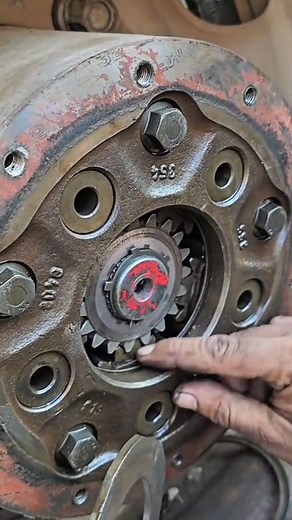 How to install rear axle shaft on a truck 👨‍🔧 #axleshaft #mechanic #reels | Agus Yayah Said