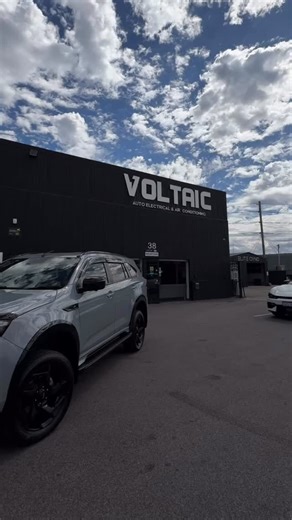 Ultimate Off Grid Fitout - Built for the long haul⚡️ Electrical works: ✔️ @invictalithium 200Ah lithium battery ✔️ @redarc_electronics 50a BCDC Alpha ✔️ Custom Voltaic solar and switch facia’s ✔️ @arb4x4 twin Air compressor ✔️ @canyonoffroad Dual Roller drawers ✔️ 55L Coolman Dual zone fridge ✔️ @gme_au XRS UHF ✔️ @stedi_australia Type X Evo spotlights ✔️ @offroad_animal Toro Bullbar ✔️ Ultra PDX MK4 Electric Winch ✔️ @rhinorackau Roof Platform ✔️ @clevershade 270 Degree awning Mechanical works: