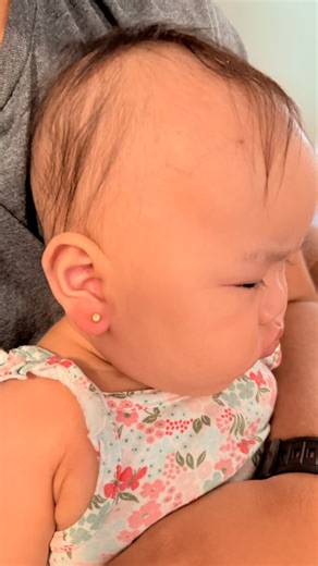 Marvelous baby’s first ears piercing 💖 Cute 3mm bezel crystal for this cutie. Bffs had their ears pierced together, and this Marvelous experience will tide them forever 💗 | Marvelous Medical Piercing
