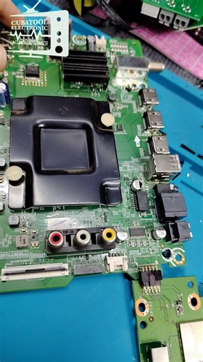 5.6K views · 52 reactions | Todas las fallas, no tienen la misma solución. En este Hisense 43A6G con Android TV, que se apaga, los Téc son fanáticos a cambiar capacitores. #android_tv #43a6g #memoriallena #cubatool #electronic #reparamostutv Hisense | La Clínica del Televisor. | Facebook