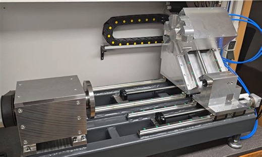 LinuxCNC 下的 DIY 数控车床，带玻璃尺，X 和 Z 轴为 180W JMC 伺服系统。主轴为 1 KW 伺服系统。 8位刀塔