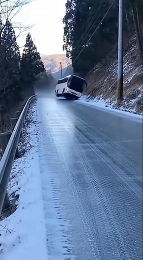 【衝撃】大型バスが真横になって滑ってきた… 凍結路面の恐怖 🚌💨 [Bus Drifting Sideways on Ice!]