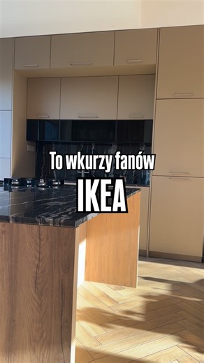 Karola i stodoła w sadzie czereśniowym 🍒 on Instagram: "Nie uwierzysz… ja też nie wierzyłam!! 😳 Kuchnia od stolarza wyszła mi kilka tysięcy taniej niż w IKEA — i lepsza jakość! Ja naprawdę chciałam kupić kuchnię w IKEA, ale teraz się zastanawiam czy to nie jest przypadkiem iluzja taniości wciskana ludziom? Dobry marketing? Nie wiem, co o tym myślicie? 🫣 IKEA meble: 37.883,85 PLN Stolarz meble: 34.500 PLN Zgadza się @pawell201 ? 😁 ⬅️ To nasz stolarz🔝 Zaobserwuj ⚠️ Druga budowa bez filtrów. #