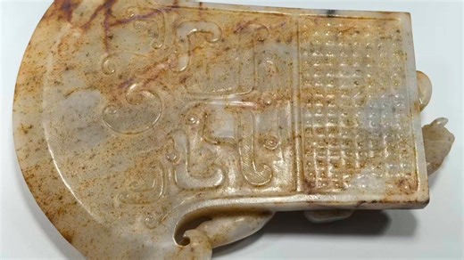 汉代红色沁螭龙玉钺