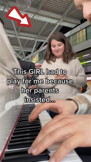 A random guy plays piano with me at the airport! The girl was shocked 😱 #piano #pianogare #airportpianoplaying #klavier #chopinairport #grieg #pianoduet #music #musik #pianomusic #pianoengare #pianochallenge #pianotok #pianolesson | Emilio Piano