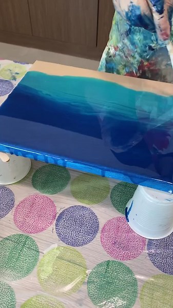 ‏Creating waves for an ocean effect #resinart