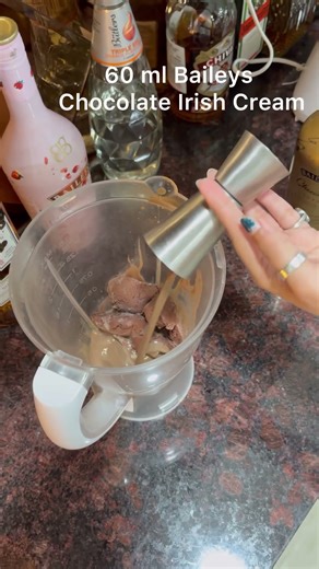 Baileys Choco Drink#foodshorts #chocolatedrink #baileysrecipe #easyrecipes #viralrecipes #deepHunger