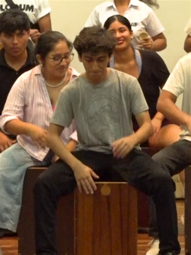🥁 La percusión tradicional peruana fue el eje de una enriquecedora jornada donde estudiantes y egresados compartieron aprendizaje, práctica y trabajo en conjunto. 🎶🪘 A través de la interpretación y el ensamble musical, las y los participantes profundizaron en los ritmos de la costa, sierra y selva del Perú, explorando la sonoridad de instrumentos como cajón, cucharas, castañuelas, cajitas, quijada, campana, bongó, congas, tarola, bombo, platillos y güiro. 🇵🇪✨ La integración de músicos y dan