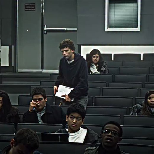 G E N Y O U T H ∞ on Instagram: "The Social Network (2010) 日本利用压电瓷砖将脚步转化为电能。这些瓷砖捕捉来自你脚步的动能。当你行走时，你的重量和动作会对瓷砖产生压力。瓷砖会轻微弯曲，从而产生机械应力。瓷砖内部的压电材料将这种应力转化为电能。每一步都会产生少量电荷，而数百万步结合在一起就能产生足够的电力来驱动 LED 灯、数字显示屏和传感器。在像涩谷车站这样繁忙的地方，每天大约有 240 万个脚步为这一系统作出贡献。这些电能可以被储存或立即使用，从而减少对传统电力来源的依赖，并支持可持续的城市基础设施。这种方法将日常运动转化为实用的可再生能源 #日本 #知识 #事实 #你知道吗 #推荐 科技 创新 历史 技术 实验 热门"