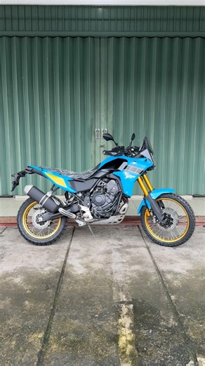 Ktm Husqvarna Gasgas Sherco on Instagram: "monggo juragan 😁🙏🏻 new yamaha tenere700 2025 brandnew gan 😍 blue rally Mesin: 689cc, Liquid-Cooled, 4-Stroke, DOHC, Parallel-Twin (CP2). Tenaga: Sekitar 72 hp @ 8.000 rpm (tergantung standar emisi). Torsi: Sekitar 50 lb-ft @ 6.600 rpm. Throttle: Throttle-by-wire (YCC-T). Fitur Elektronik: Layar TFT 6.3" Full Color dengan menu dan konektivitas smartphone. Riding Modes (Sport, Explore). ABS 3-Mode (Mode 1: ABS depan-belakang; Mode 2: ABS belakang off;