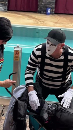 He's at it again! | Tom the Mime #seaworld #comedy #tomthemime