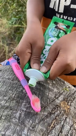 Survival Skills: SMART idea and USEFUL with toothpaste #bushcraft #camping#outdoors