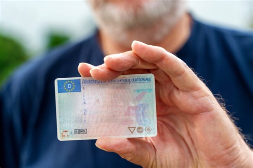 Skurriles Verkehrsschild: Das bedeutet der orange "Sarg"