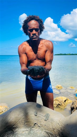 Hommage à Fabien, gardien de la boue de la plage de Babin #Guadeloupe Fabien Dhial Rip Un piéton a été mortellement fauché vendredi soir route de Perrin Abymes, #Guadeloupe victime de ce drame routier celle-ci porte un nom, un visage, une histoire : Fabien, bien connu à Vieux Bourg Morne-à-l’Eau. Je rends Hommage à Fabien, figure de la plage de Babin, dans la lumière douce de Babin, façonnant la boue comme on façonne un lien avec le monde. Il était cette présence douce que l’on repérait avant mê