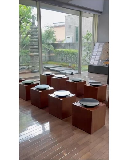 Ｊ on Instagram: "金沢旅③ 石川県立図書館を訪れるたびに 美しい空間、快適さ、 膨大な蔵書に囲まれ ただの しがない旅人 である自分に 涙します😭😆 深い読書は出来ませんが それでも、半日滞在して 手芸や宝塚、郷土愛コーナーなど 出来るだけ住人気分を楽しみました。 室生犀星記念館 「杏っこ」と草刈正雄の映画を観た 「あにいもうと 」 の2冊ほどしか 読んだことがなかったので 杏の木のオブジェと共に飾られた 著作の多さに驚きました。 印象的だったのは文字。 明治生まれの偉大な文豪🟰 流麗過ぎて読めない原稿を イメージしがちですが妹尾河童風のきっちりした小さな味のある筆跡だったのは意外。 心の栄養補給後は糖分補給✨ 賑やかな近江市場と近いにも関わらずとても静かな「ホテル山楽きざはし」の アフタヌーンティーはお味もボリュームも💘💘💘 最後の仕上げに登場するマスカットの ムースは底無し胃袋のわたしでさえ もう、ムリかも💦という感じでした。 食べましたけどὠ