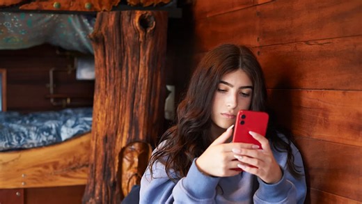 New study links early smartphone ownership with higher health risks in preteens