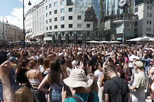 Nach Absage: Taylor Swift-Flashmob mit hunderten Fans am Stephansplatz