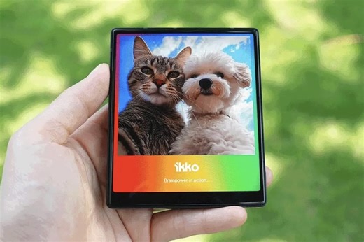 bouncy - バウンシー on Instagram: "あえて小さく！ ましかくスマートフォン「MindOne Pro」 iKKO 「MindOne Pro」は、真四角の形がユニークな小型スマートフォン。公式サイトにて販売中。64,700円(税込)から購入可能で、2025年12月に発送される予定だ。 vSIMシステムを採用 「MindOne Pro」は4.02インチのAMOLEDディスプレイを搭載。OSはAndroid 15と、iKKO AI OSを採用する。 5G非対応、通信は4Gとなる。SIMカードの不要なvSIMシステムを採用するほか、nanoSIMスロットも備えている。 くるっとカメラでインカメに 「MindOne Pro」には、背面に50MPのフリップ式カメラを搭載しており、反転させることでセルフィー撮影可能なインカメラとしても使用可能。 物理キーが使えるアクセサリ 「MindOne Pro」にはスナップインケースとよばれるアクセサリが用意されている。スナップインケースにはQWERTYキーボードが搭載されており、物理キーでタイピングができる。 また、3.5mmのオーディオ