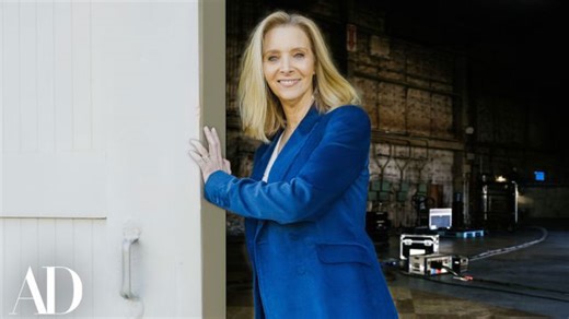 Lisa Kudrow revisits the studio that defined ‘Friends’