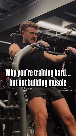 Connor Crompton - Online Coach on Instagram: "Why you’re training hard… but not building muscle You’re in the gym 4–6 days a week. You’re sweating. You’re sore. You’re doing more than most people. Yet your physique hasn’t changed in months. Here’s why 👇 1️⃣ You’re chasing fatigue, not tension More sets ≠ more growth. Muscle grows from mechanical tension, not being wrecked. 2️⃣ Your reps never get hard If your last rep looks the same as your first, you’re not close enough to failure to force ada
