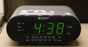 Comment régler manuellement l'heure et la date sur un réveil Sony à réglage automatique?
