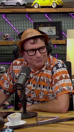 1.3M views · 60K reactions | Conhece alguém que é assim? Comenta aí  . . . @ticaracaticast #humor #mução #ticaracaticast #marrone #comedia #vídeosengraçados #desligado #podcast #piada #cortes | Mução Ao Vivo | Facebook