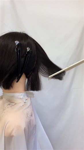 @japancutacademy▷カットを基礎からやさしく学べるカットスクール ⁡ ————————————— ⁡ ✂️【脱・セニング頼み】ベースカットで決まる！フォルムコントロール術 ⁡ 「なんか重いからセニング追加…」その場しのぎのカット、卒業しませんか？ 必要以上のセニングはパサつきや持ちの悪さに繋がります。 ⁡ 鍵を握るのは「コーナーチェック」でのフォルム操作です！ ⁡ 💡 なりたい形を作る3パターン 1️⃣ ボブレイヤー向け（重めフォルム） • トップと、全体の2/3地点を丸みラインで接続。 • あえてコーナーを残すことで、後ろにふくらむ今どきな重みを作ります。 ⁡ 2️⃣ 定番スタイル（丸みフォルム） • トップからアウトラインまで、頭の丸みに沿って接続。 • コーナーを落とすことで、時代を問わず愛される自然な収まりに。 ⁡ 3️⃣ ウルフ・くびれ（スッキリフォルム） • トップからアウトラインまでを「直線」で接続。 • 丸みを削ることで、メリハリのある強いくびれが生まれます。 ⁡ ✅ ベースが整えば、セニングは最小限でOK！ 構成を理解してカットすれば、スタイル持ちが劇