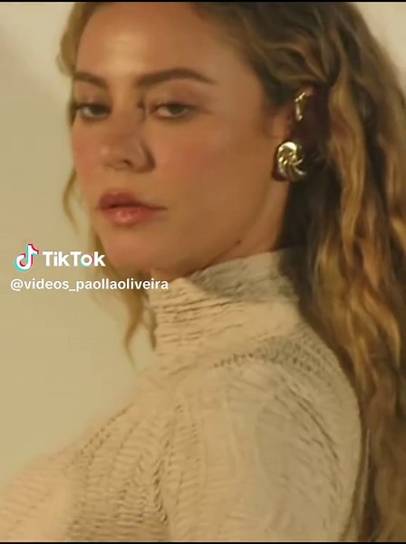 Paolla Oliveira Arrasa com Samba no Carnaval