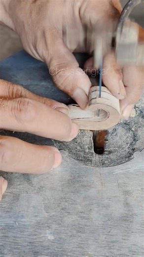 513K views · 1K reactions | make a classic key chain #woodworkingideas #woodworker #woodideas #diycrafts #decorations #fblifestyle | Cholis Sangkar | Facebook